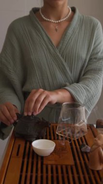 Huzurlu bir ortamın tadını çıkarırken ve zarif cam eşyalar kullanırken güzel bir tema sanatını tecrübe edin.