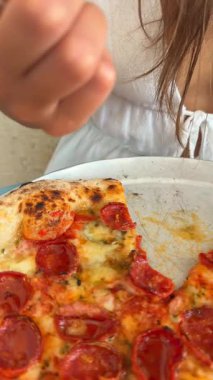 Ağzını sulandıran pizzanın tadını çıkar. Lezzetli biberli ve bir dizi taze sebzeli.