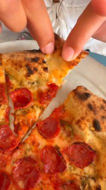 Lezzetli bir dizi çerçeve arkadaşlarla ve lezzetli soslarla lezzetli pizzalar yemenin gerçek zevkini gözler önüne seriyor.