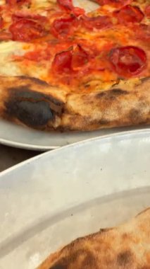 İçi canlı ve taze malzemelerle ve peynirli güzelliklerle dolu gerçekten hoş bir pizza deneyimi yaşayın.