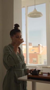 Huzurlu ve huzurlu bir sabah sahnesi güzel bir şekilde sunar çay hazırlığını, güneşli, rahat bir yerde