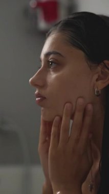 Huzurlu bir yansıma ve bencillik anı huzurlu bir banyo ortamında güzel bir şekilde yakalanır.