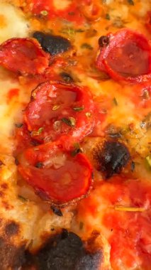 Lezzetli pepperonili pizzanın tadını çıkarın. Erimiş peynirli, zengin, aromalı soslu ve çıtır çıtır.