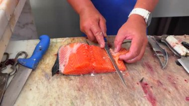 Usta somon fileto tekniği yetenekli bir aşçı ile aşçılık meraklıları ve aşçılar için idealdir.