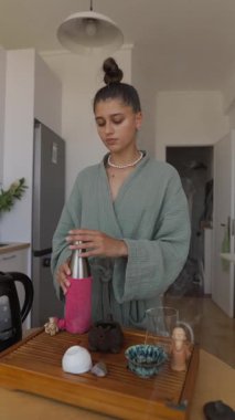 Huzurlu bir sabah vaktiydi. Güzel bir yalıtılmış şişede sıcak su hazırlıyordum. Huzurun tadını çıkarıyordum.