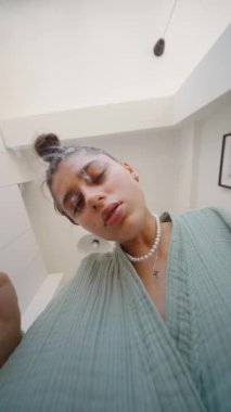 Dinamik ve yaratıcı bir portre rahatlatıcı ve davetkar bir atmosfer içinde anlamlı jestler sergiliyor.