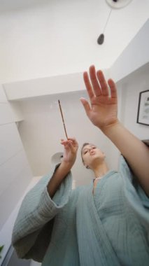 Güne özenli bir ağız bakımı ve minimalist estetik tasarım içeren ferahlatıcı bir programla başlayın.