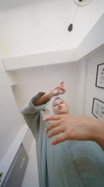 Bir insan zarif bir şekilde doğanın güzelliği içinde duruyor, büyük zarafet ve duruş ile kendine güvenen bir değnek tutuyor.