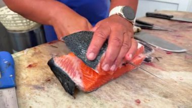 Somon filetosu için uzman tekniklerini izleyin, deniz ürünleri hazırlamada hassasiyet ve beceri göstergesi.