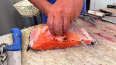 Enfes yemekleriniz için ustalıkla somon filetosu yapmanızı sağlayacak temel profesyonel becerileri edinin.