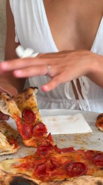 Nefis pizzanın tadını çıkaran büyüleyici anlar, gösterişli hoş ifadeler ve gerçek aşçı sevinci.