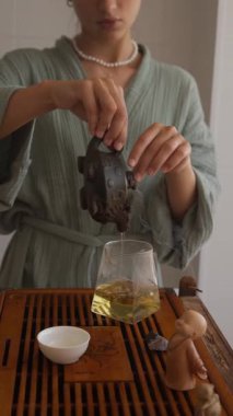 Çay demleme sanatının narin ve çetrefilli sanatını keşfedin. Zarafet ve zengin gelenek dolu bir deneyim.