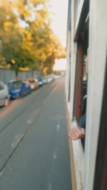 Tramvayda arkadaşlarla şehir keşiflerinin heyecanını yaşayın. Birlikte enerjik enerjiyi kucaklayın.