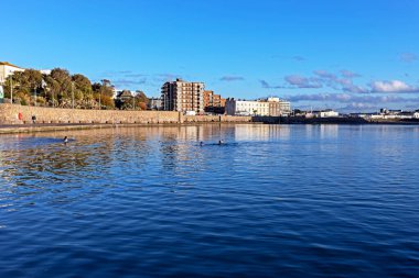 2 Ocak 2023 'te Weston-super-Mare, İngiltere' deki Marine Lake 'de yüzücüler