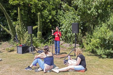 Kuşbilimci, çevreci ve çeşitlilik aktivisti Dr. Mya-Rose Craig, nam-ı diğer Kuş Kız, 2 Temmuz 2023 'te Weston-super-Mare' deki Grove Park 'ta bir konuşma yapıyor.