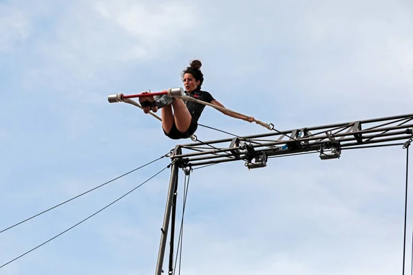 Belçika sirk kollektifi Collectif Malunes, 10 Eylül 2023 'te Weston-super-Mare' de düzenlenen Whirligig Festivali 'nde 