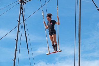 Belçika sirk kollektifi Collectif Malunes 9 Eylül 2023 'te İngiltere' nin Weston-super-Mare kentinde düzenlenen Whirligig Festivali 'nde gösterilerini sergiledi.
