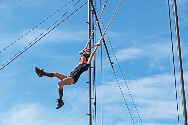 Belçika sirk kollektifi Collectif Malunes 9 Eylül 2023 'te İngiltere' nin Weston-super-Mare kentinde düzenlenen Whirligig Festivali 'nde gösterilerini sergiledi.