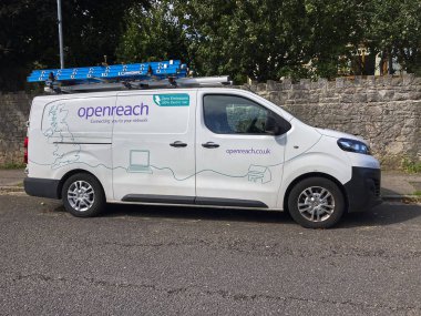 Telekomünikasyon şirketi Openreach 'e ait elektrikli bir minibüs. 