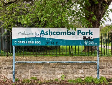 Weston-super-Mare, İngiltere 'deki Ashcombe Park girişinin önünde tahrip edilmiş bir tabela.