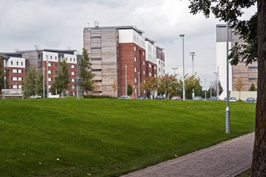 İngiltere 'nin Bristol kentindeki İngiltere Üniversitesi Frenchay Kampüsü' ndeki binalar bulutlu ve bulutlu bir günde
