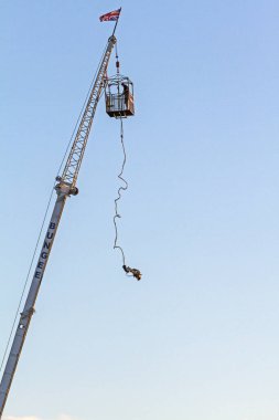 18 Eylül 2012 'de Weston-super-Mare, İngiltere' de bir hayır etkinliğinde bungee jumper.