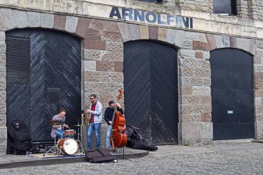 Bir caz üçlüsü Arnolfini 'nin dışında Bristol, İngiltere' de sahneleniyor.