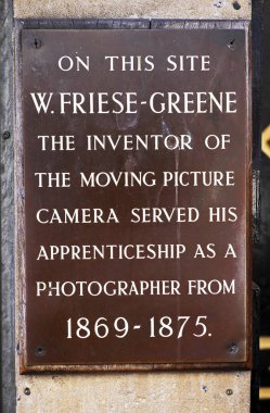 İngiltere, Bristol 'deki Queens Road' da William Friese-Greene 'in fotoğrafçı olarak çıraklık yaptığı stüdyoyu gösteren bir plaket.