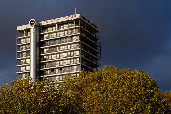 Bristol, İngiltere 'deki Colston Kulesi dramatik bir fırtınaya karşı görüldü. Binanın adı o zamandan beri Beacon Tower olarak değiştirildi..