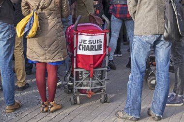 10 Ocak 2015 'te İngiltere' nin Bristol kentinde, hiciv dergisi Charlie Hebdo 'nun ofisinde 7 Ocak 2015' te 12 kişinin öldürülmesi üzerine bir anma töreni düzenlendi.