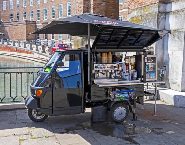 Bristol, İngiltere 'de Piaggio Ape marka üç tekerlekli bir kamyonette seyyar kahve büfesi.