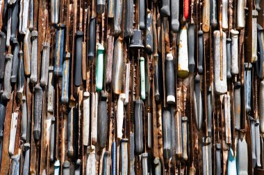 Bıçak Meleği 'ni oluşturan bazı bıçaklar bıçak şiddeti sorununa dikkat çekmek için tasarlanmış bir heykel..