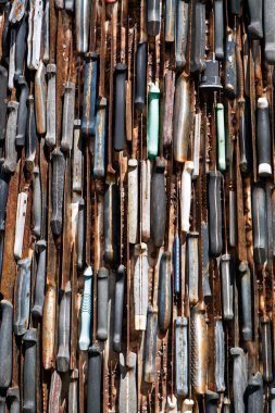 Bıçak Meleği 'ni oluşturan bazı bıçaklar. Bıçak Meleği, polis tarafından ele geçirilen bıçaklardan yapılmış bir heykeldir. Bıçak şiddeti sorununa dikkat çekmek için tasarlanmıştır..