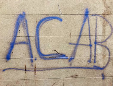 Weston-super-Mare, İngiltere 'de duvara sprey boyayla yazılmış polis karşıtı graffiti.