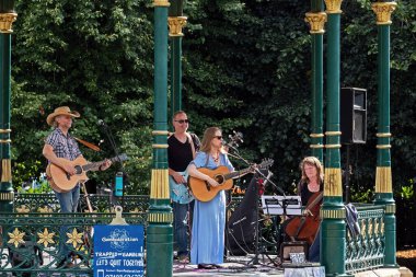 Rosellys 11 Ağustos 2024 'te İngiltere' nin Weston-super-Mare kentindeki Grove Park 'taki bando standında sahne alacak..