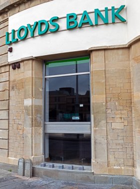 Weston-super-Mare, İngiltere 'deki Lloyds Bankası geçenlerde geçenlerin pencerelerin altındaki çıkıntılarda oturmasını önlemek için kurulmuş taş blokları gösteriyor