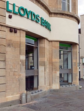 Weston-super-Mare, İngiltere 'deki Lloyds Bankası geçenlerde geçenlerin pencerelerin altındaki çıkıntılarda oturmasını önlemek için kurulmuş taş blokları gösteriyor