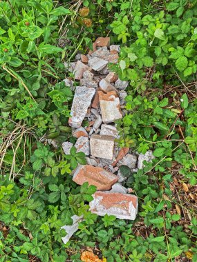 Moloz, Weston-super-Mare, İngiltere 'de bir yolun kenarına atılmış.