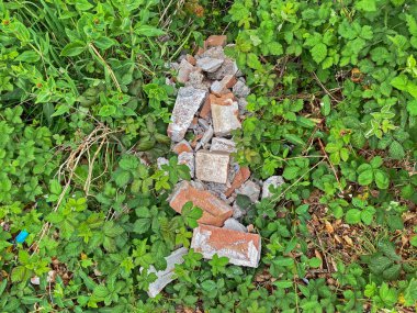 Moloz, Weston-super-Mare, İngiltere 'de bir yolun kenarına atılmış.