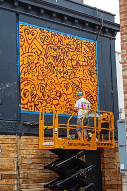 19 Temmuz 2025 'te Weston Wallz' da çalışan sanatçı Jimmer Willmott. Weston Wallz, Weston-super-Mare, İngiltere 'de Weston Town Council ve birkaç sanat örgütü ile ortaklaşa düzenlenen yıllık sokak sanatı etkinliğidir..