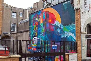 Sanatçı Tehlike 1, 22 Temmuz 2025 'te Weston Wallz' da iş başında. Weston Wallz, Weston-super-Mare, İngiltere 'de Weston Town Council ve birkaç sanat örgütü ile ortaklaşa düzenlenen yıllık sokak sanatı etkinliğidir..