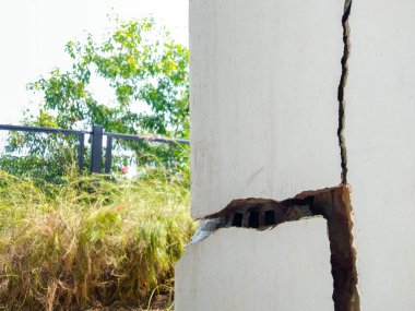 Çatlak dış beton duvar heyelan, deprem, jeoloji, düşük standartlı yapı