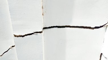 Çatlamış beton duvar Heyelan ve depremlerin etkisi