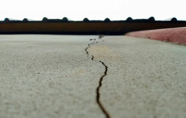 Cracked Concrete Wall Longitudinal Low Standard Construction — Stock Photo, Image