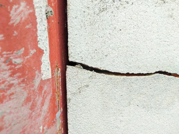 Cracked Concrete Wall Longitudinal Low Standard Construction — Stock Photo, Image