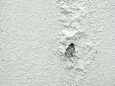 Beyaz duvar soyuluyor ve bozuluyor..