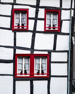 Batı Almanya 'da Eifel Milli Parkı' ndaki Monschau köyü.
