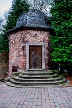 Batı Almanya 'daki Nikolaus Manastırı' ndaki Lourdes Bakiresi Mağarası ve çevresi