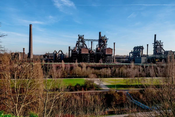 Landschaftspark 旧製鉄所は 西ドイツのデュイスブルクの公園に変換されます — ストック写真