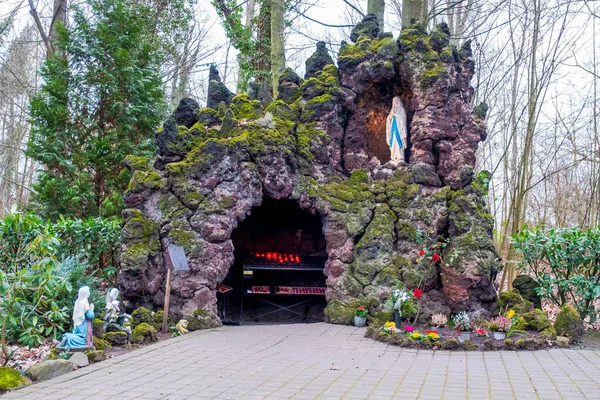 德国西部Nikolaus修道院Lourdes圣母的石窟及其周围环境 — 图库照片